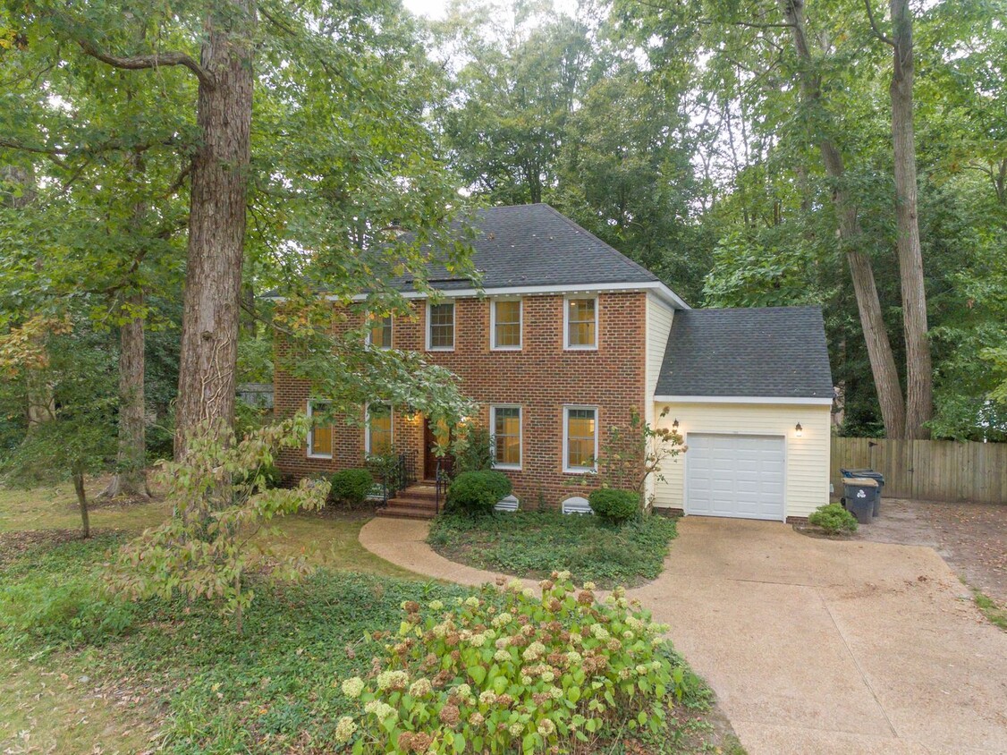 Foto principal - Updated 3 Bedroom 2.5 Bath Colonial Near W...