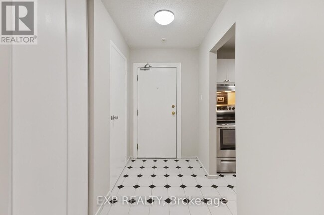 Building Photo - 725 Deveron Crescent