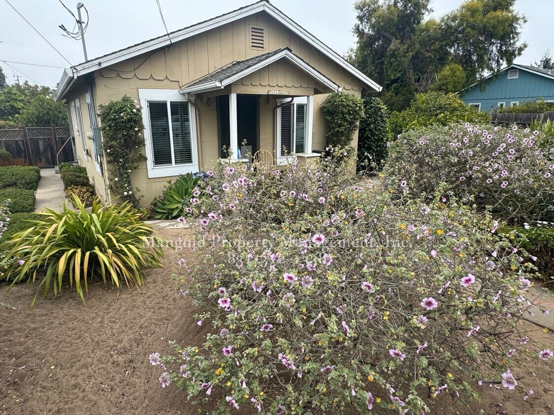 Primary Photo - Two Bed One Bath Home Located in Seaside N...