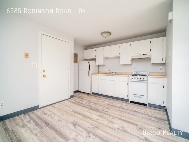 Foto del edificio - Renovated 1 Bed / 1 Bath APARTMENT in LOCK...