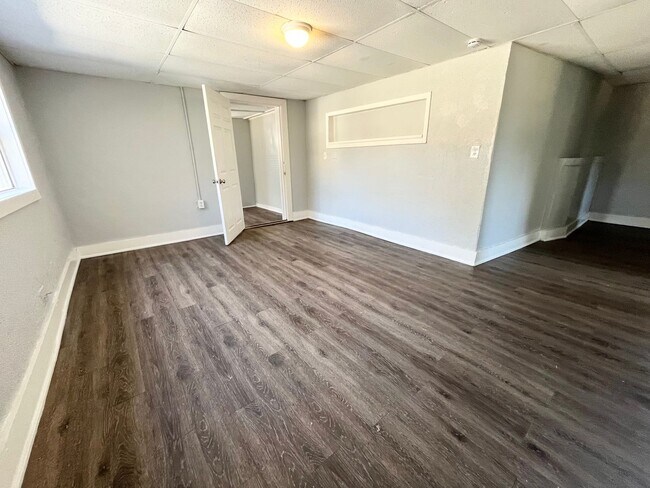 Foto del edificio - 3BR/1BA Duplex Near Lake Parker, Large Shared Backyard!