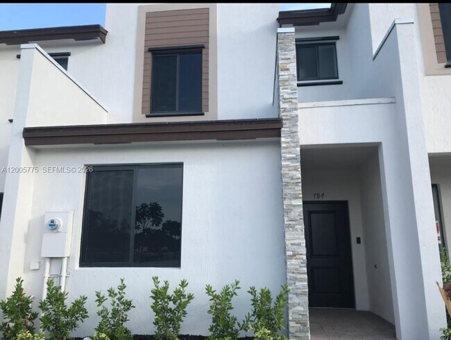 Foto del edificio - 784 NE 206th Terrace