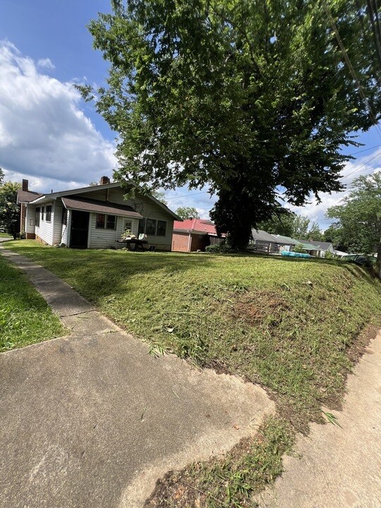 Foto principal - 921 Valley Rd Pl