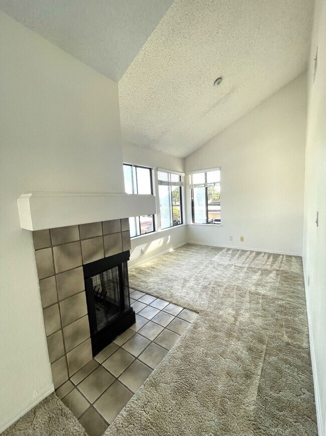Building Photo - Peaceful living in this spacious 1 bedroom...
