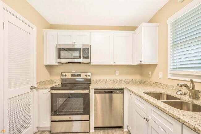 Foto del edificio - 116 Mann Blvd