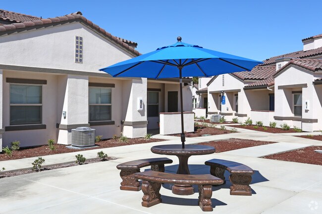 Foto del edificio - Overland Court Apartments - 62+ Senior Living