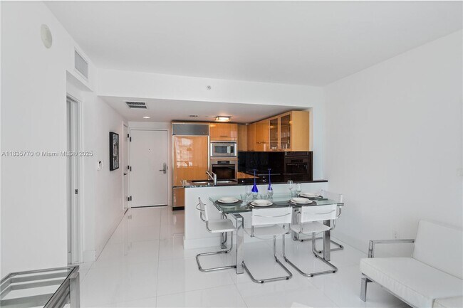 Foto del edificio - 6801 Collins Ave