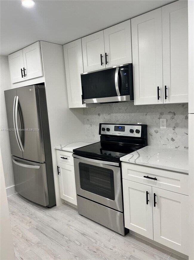 Foto del edificio - 18266 Mediterranean Blvd