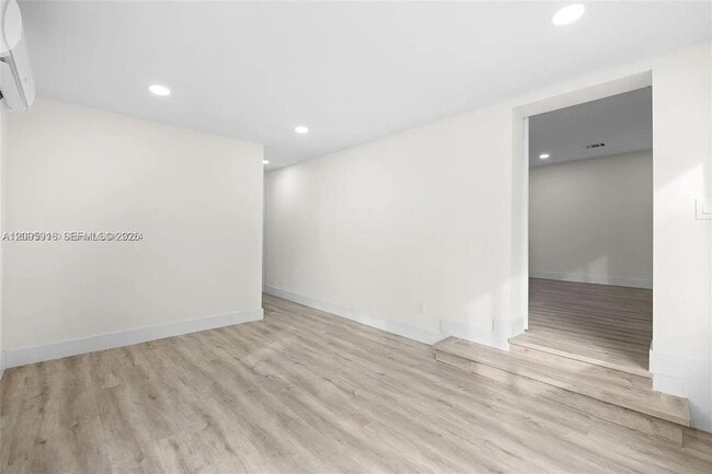 Building Photo - 331 W 40th Pl