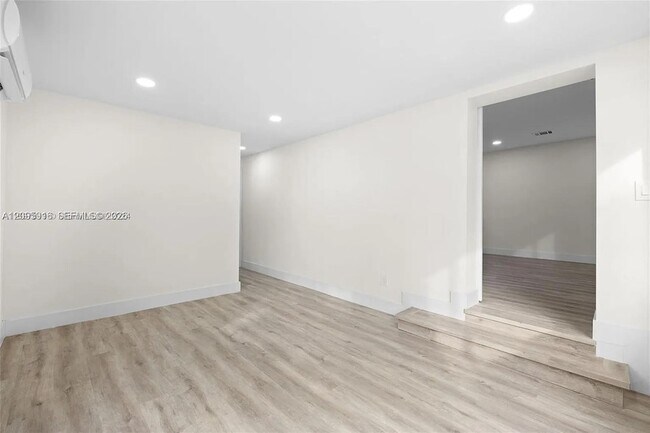 Foto del edificio - 331 W 40th Pl
