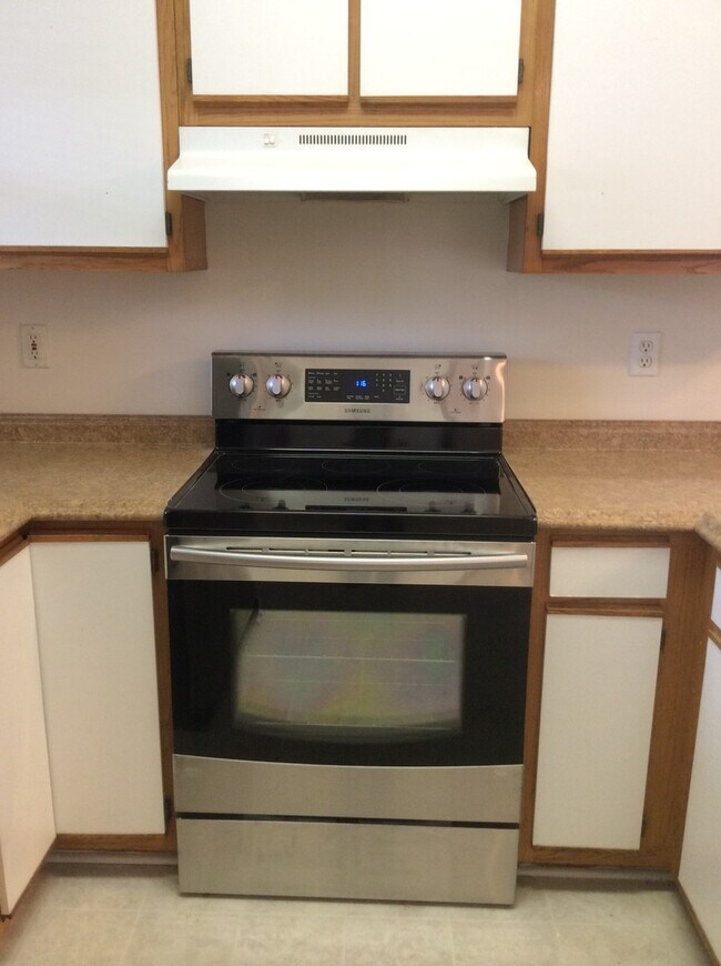 Building Photo - Updated flooring, McClelland Town homes 2BR/2Bath one level patio home, with back court yard! Clo...