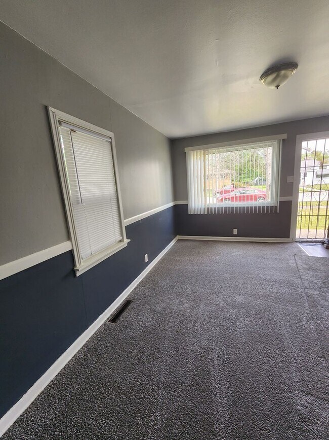 Foto del edificio - One Level VERY updated Home with (1) Car G...