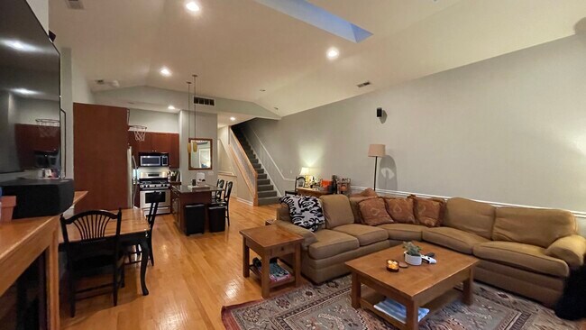 Common space - 910 N Wolcott Ave