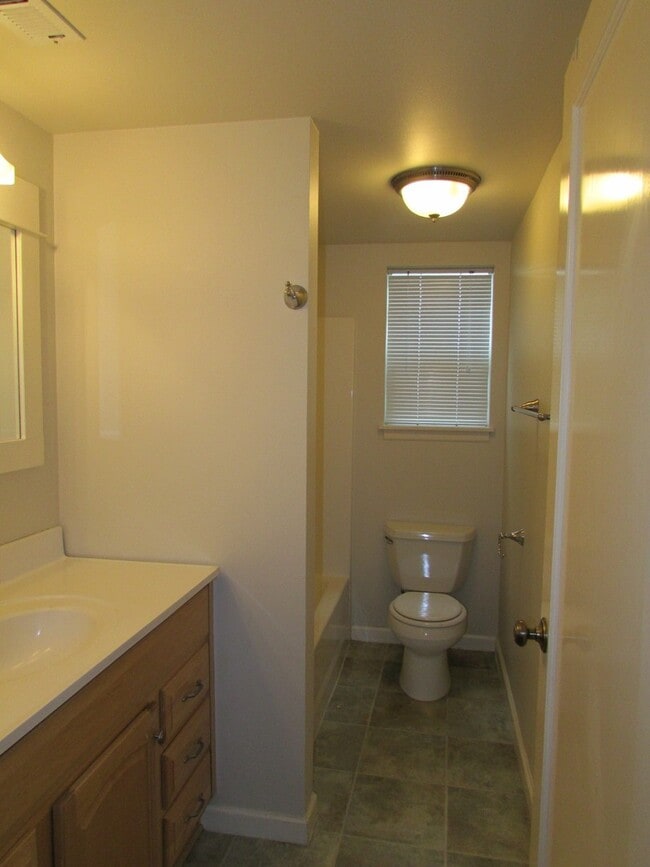 Building Photo - Leasing NOW-- Excellent 7 Bedroom/3 Bathro...