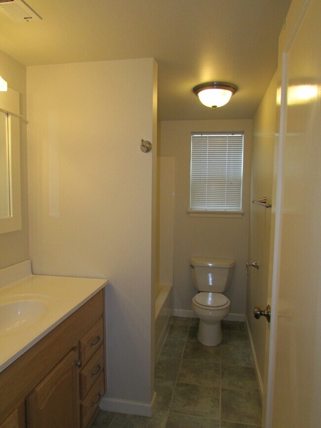 Foto del edificio - Pre - Leasing Excellent 7 Bedroom/3 Bathro...