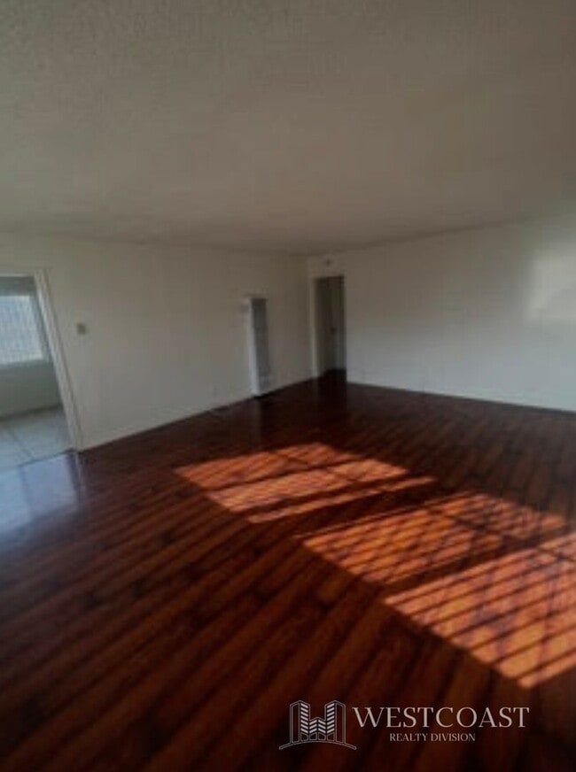 Photo - 1041 W Reeve St Apartment