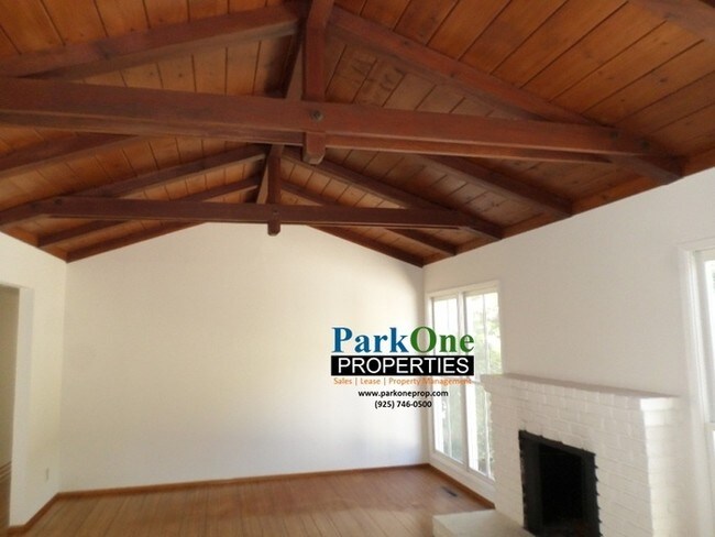 Foto del edificio - Walk To Orinda Middle School