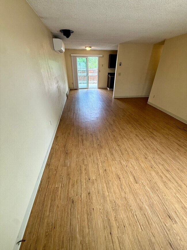 Foto del edificio - Charming 2-Bedroom, 1-Bath Duplex with Garage & Fenced Backyard