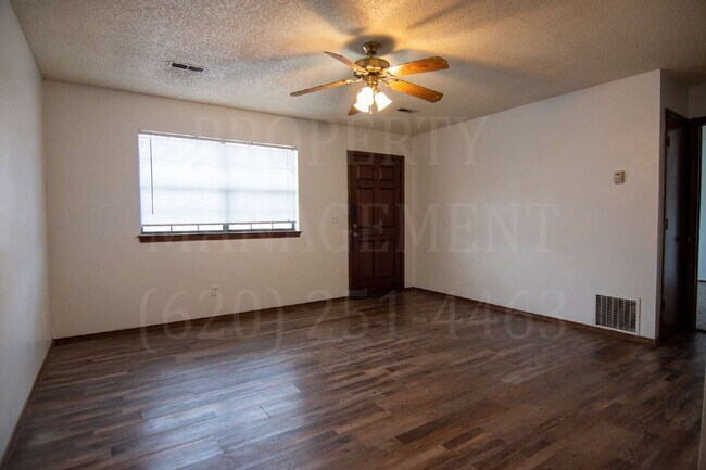 Building Photo - Charming 2-Bedroom Apartment