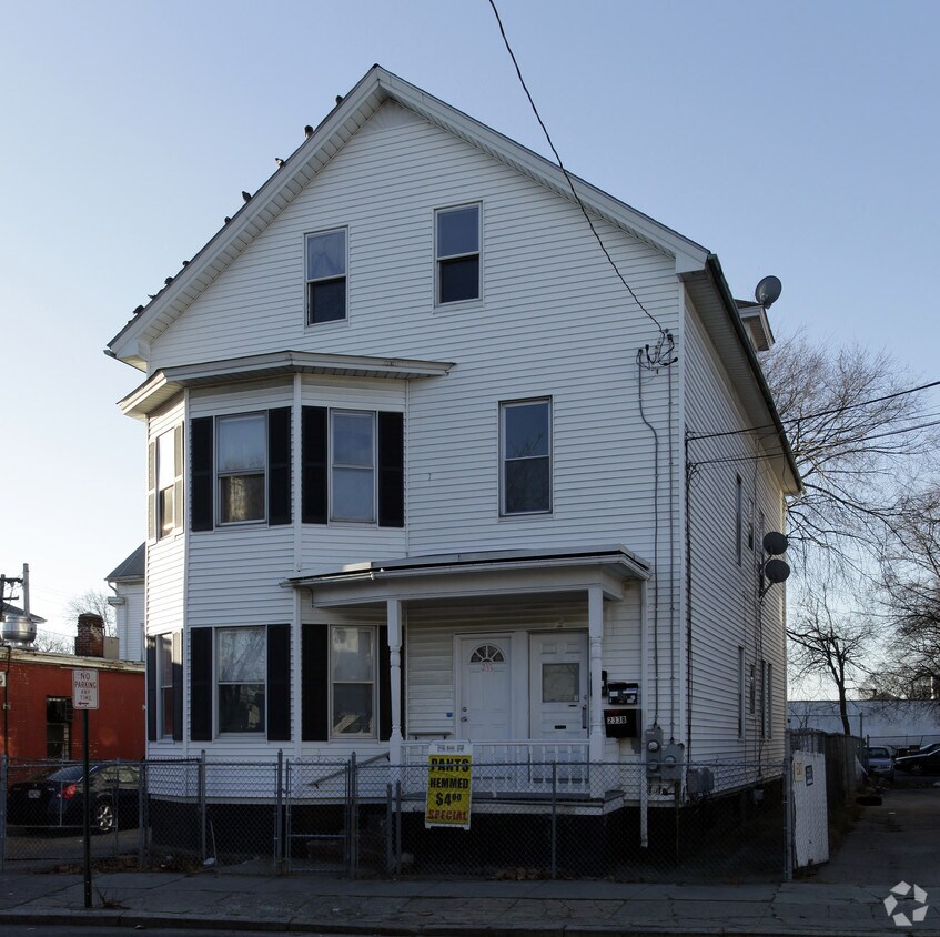 Building Photo - 231 Messer St