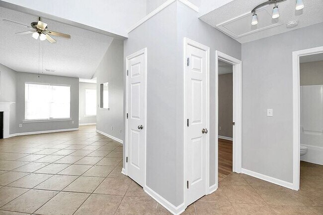 Foto del edificio - Spacious 3BD/2BA Ranch Home in the Habersh...