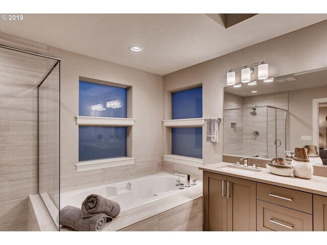 Foto del edificio - Great newer 3 story Townhouse behind Cooper Mountain elementary