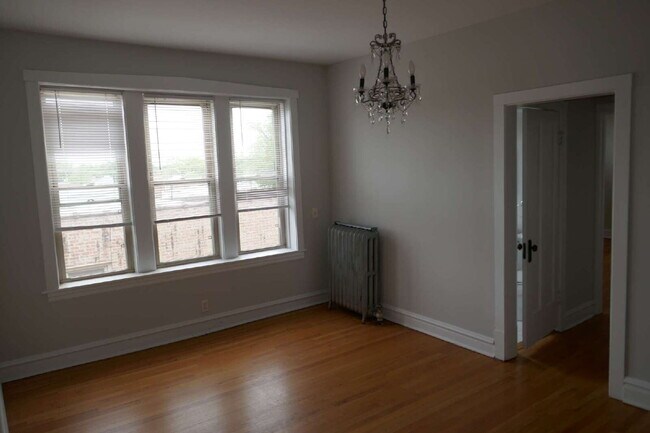 Foto del edificio - 2 Bedroom I bath Condo in Oak Park