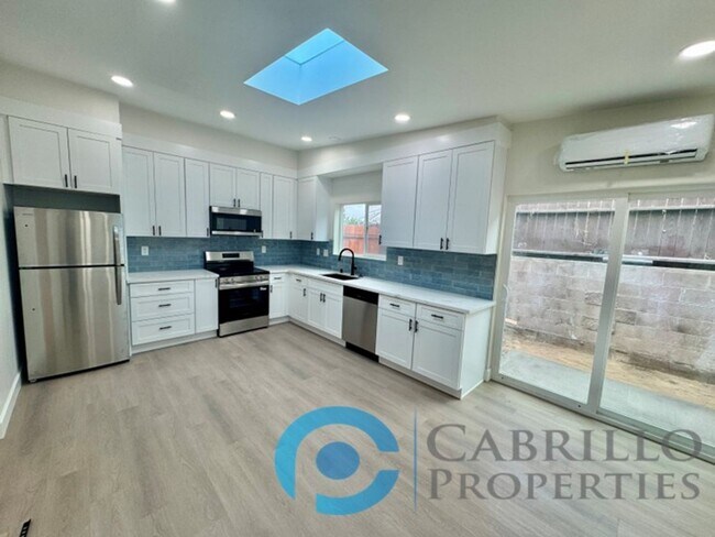 Foto del edificio - Modern 1 Bed / 1 Bath with Private Yard in...