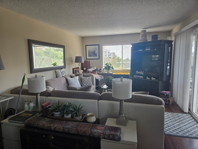 Foto del edificio - 28151 Highridge Rd