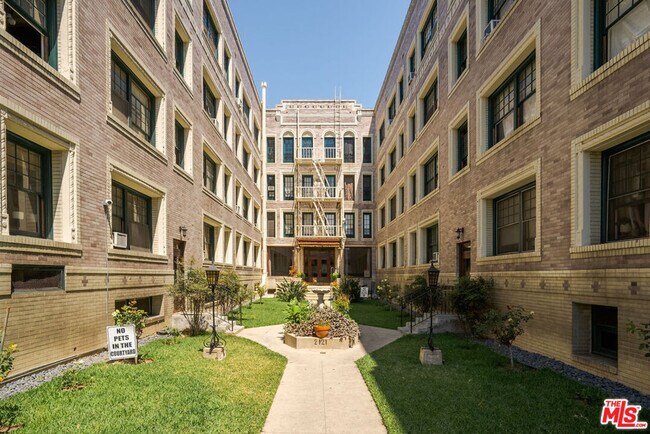 Foto del edificio - 2121 James M Wood Blvd