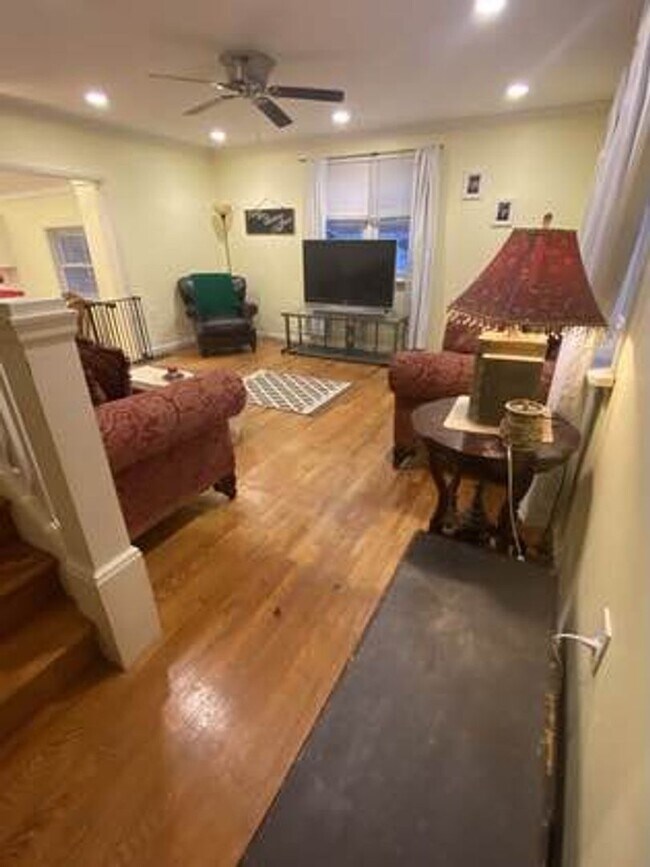 Building Photo - 3 Bed 1 Bath Detached House in Lebanon