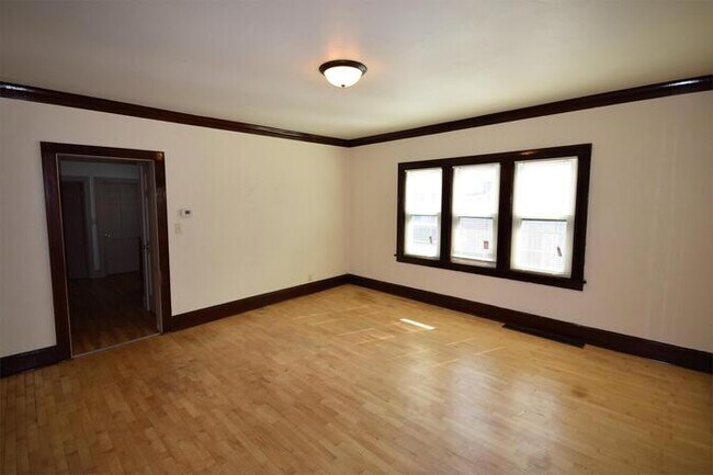 Building Photo - Spacious 3 Bedroom Lower