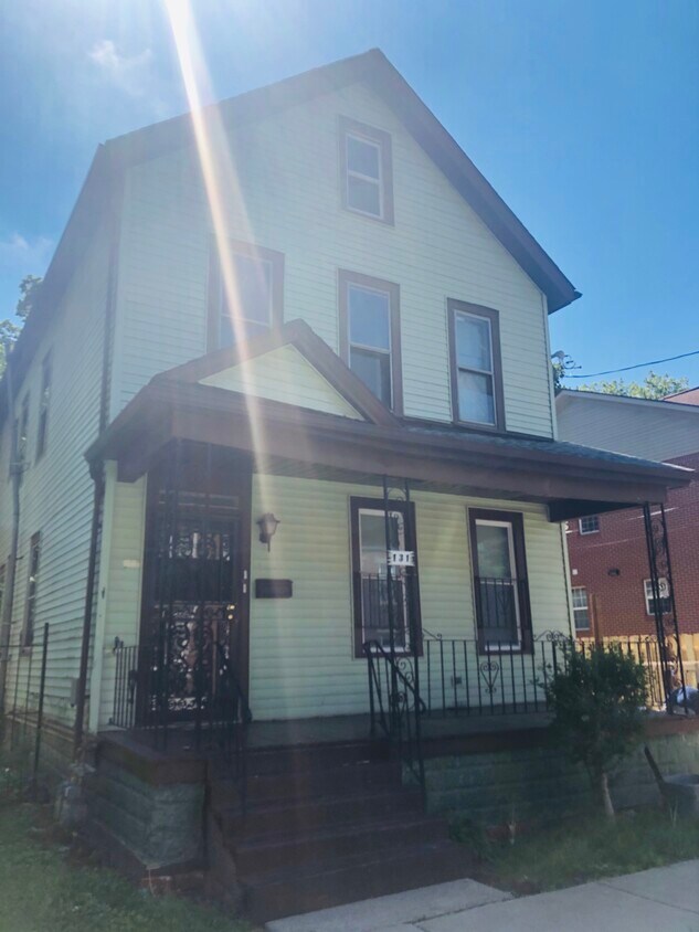 Primary Photo - 131 Locust St