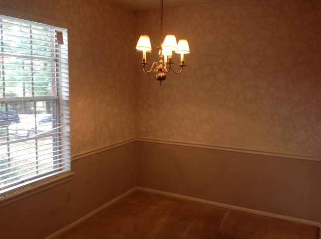 Foto del edificio - MAIN LEVEL END UNIT AT SALEM SQUARE!!!