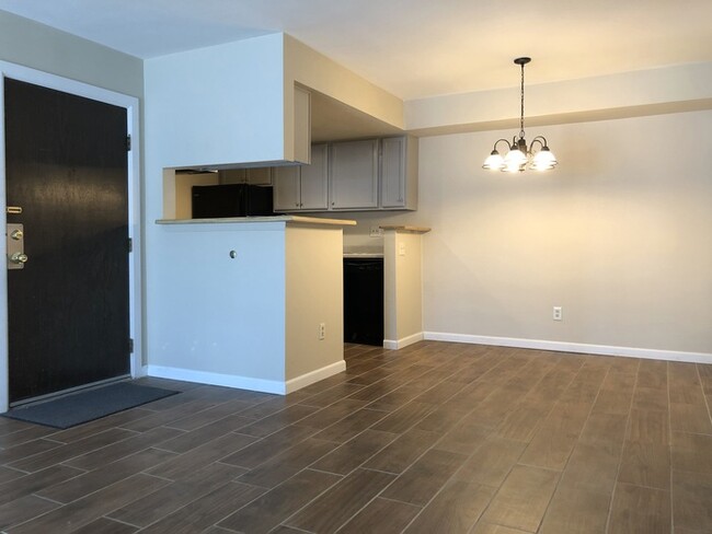 Building Photo - Beautiful Condo in the Brittany Highlands