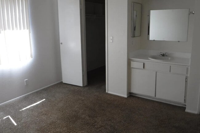 Foto del edificio - 4030 Front St