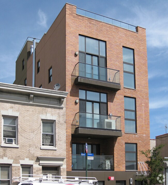 Primary Photo - 189 Greenpoint Ave