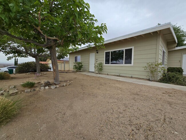 Foto del edificio - Darling Bungalow with New Flooring!
