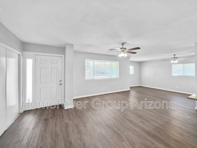 Building Photo - 2241 W Hartford Ave