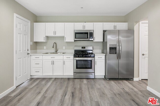 Building Photo - 9211 Langdon Ave
