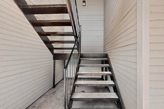 Building Photo - Stylish Upstairs Corner Unit Near Lake Ray Hubbard