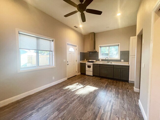 Building Photo - Beautiful 1/1 Cottage