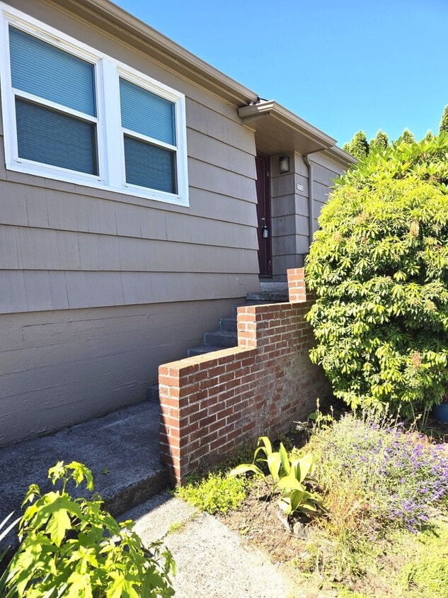 Building Photo - Great Location!  Updated, Two Car garage, Fenced Backyard !