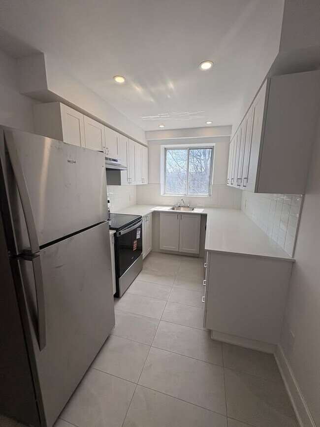 Building Photo - 4890 Plamondon Ave