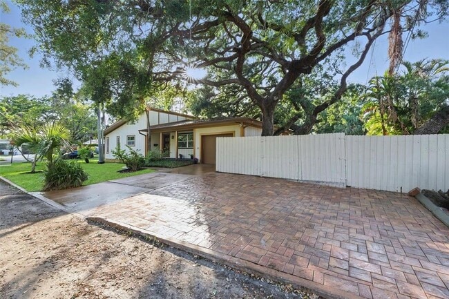 Building Photo - 4926 Camellia Way S