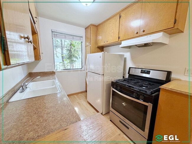 Building Photo - 1755 N Kenmore Ave