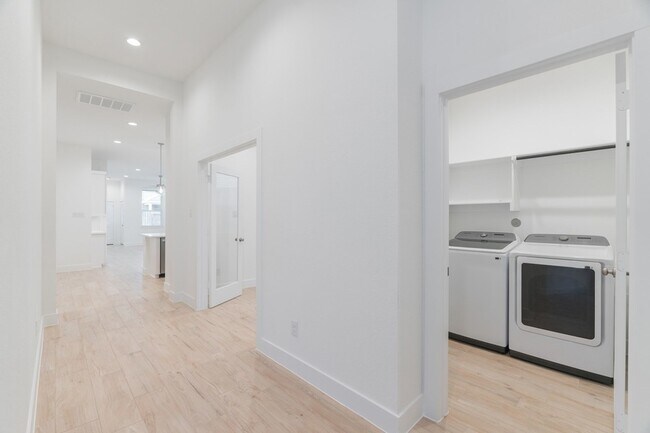 Building Photo - 10747 Pine Pink