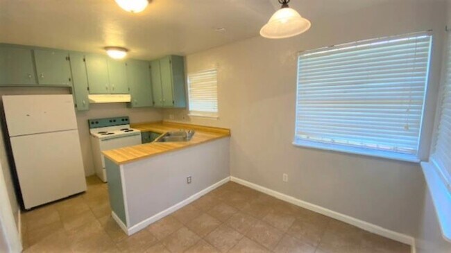 Foto del edificio - 6145 Greenon Ln