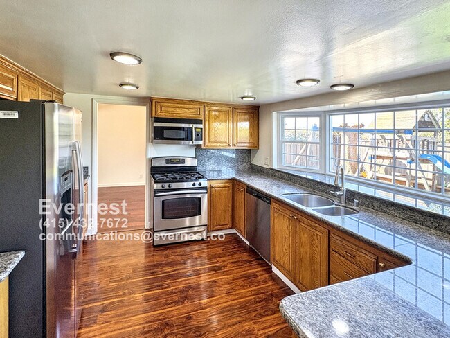 Building Photo - Gorgeous 4-Bedroom Home with Exceptional C...