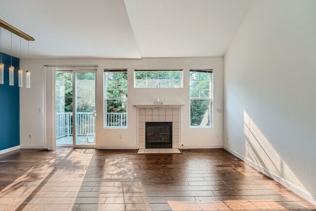 Foto del edificio - Ideally Located 3 Bed 3.5 Bath w/ Attached...